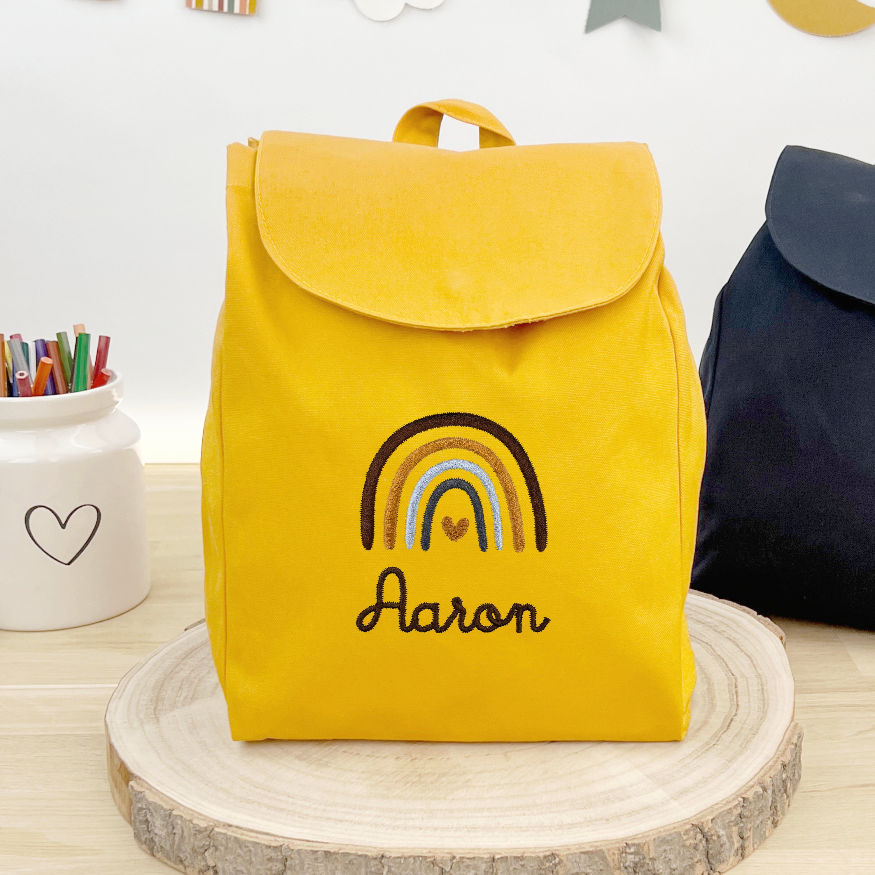 Bio Kinderrucksack mit Namen und Regenbogen - Senf/Braun